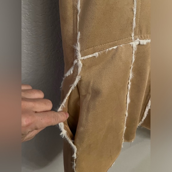 Adorable faux suede vest - Picture 3 of 4